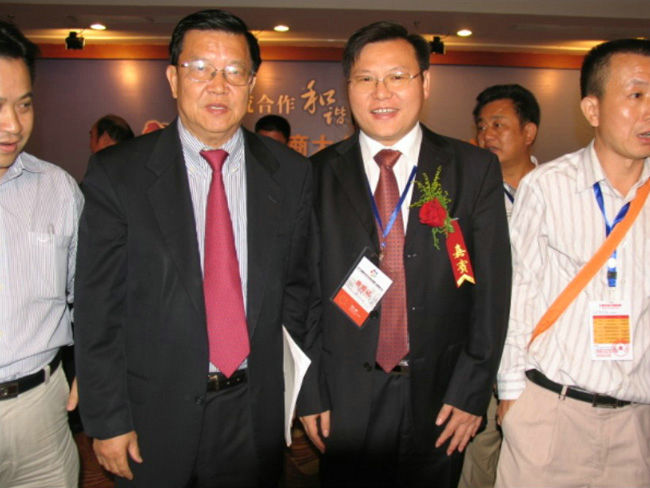 天欣科技董事長(cháng)王五星與入世談判專(zhuān)家、博鰲論壇秘書(shū)長(cháng)龍永圖合影